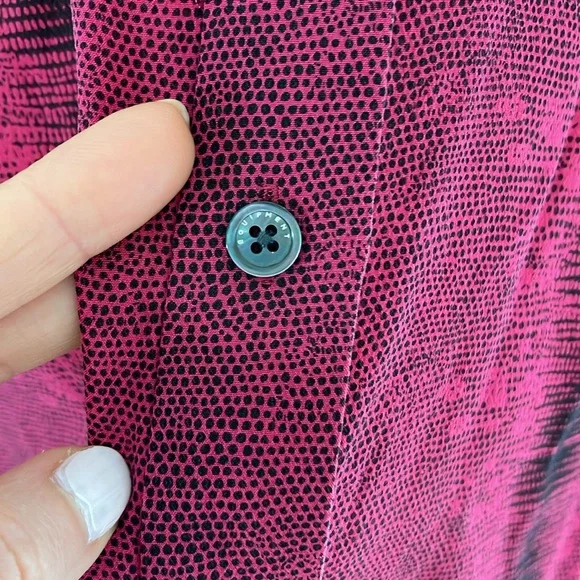 Equipment 100% Silk Blouse. Excellent condition. No flaws. - Picture 8 of 8